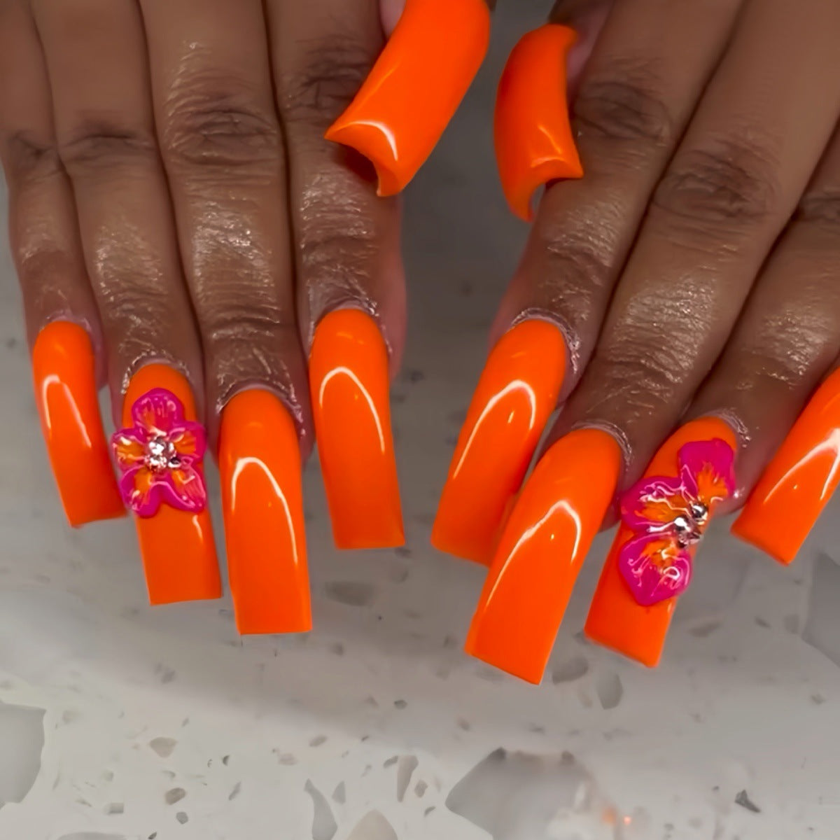Glamouröse Press-On Nagelverlängerungen mit künstlerischem Blumendesign Brehn