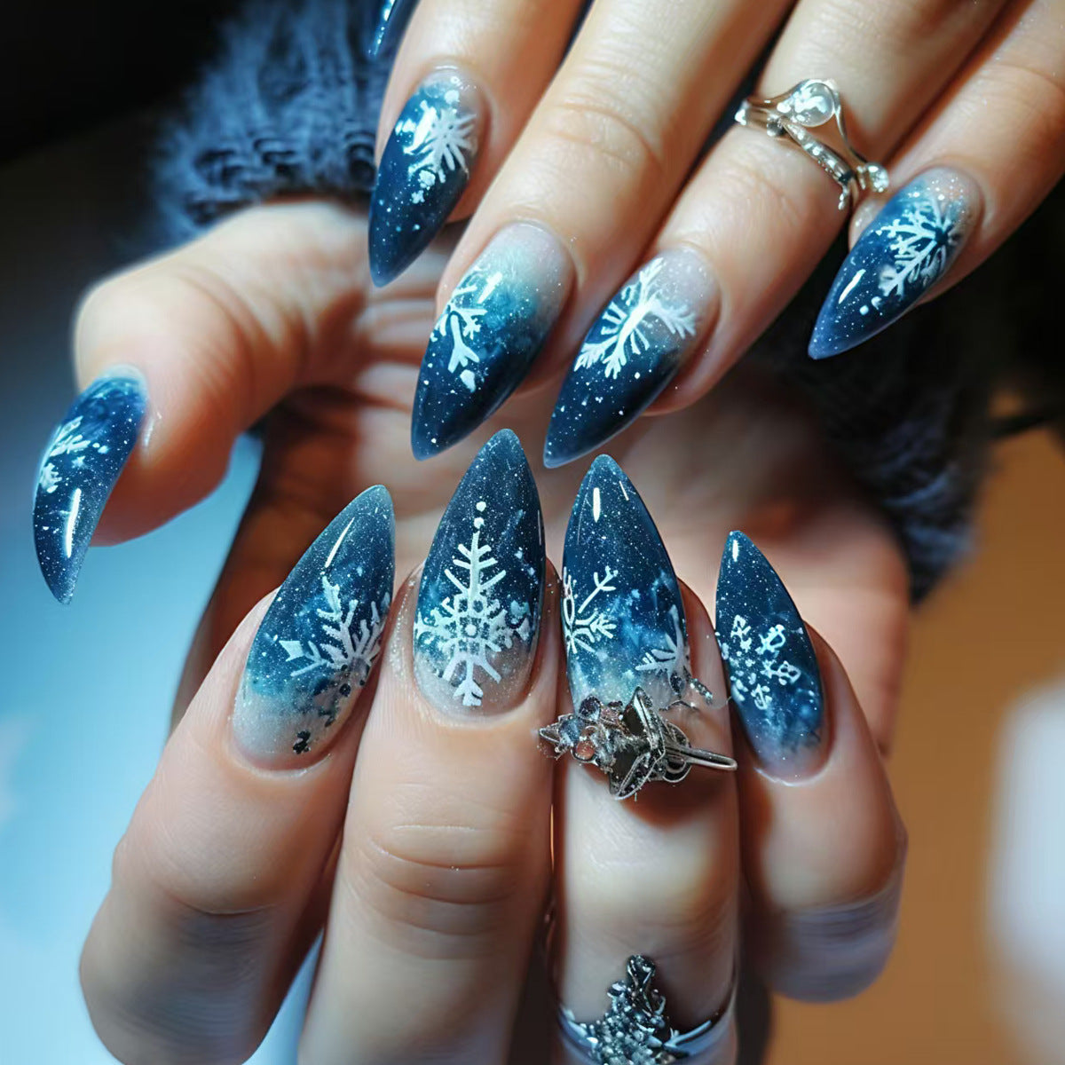 Klares Nageldesign mit Glitzer und Schneeflocken-Motiv Brehn