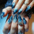 Klares Nageldesign mit Glitzer und Schneeflocken-Motiv Brehn