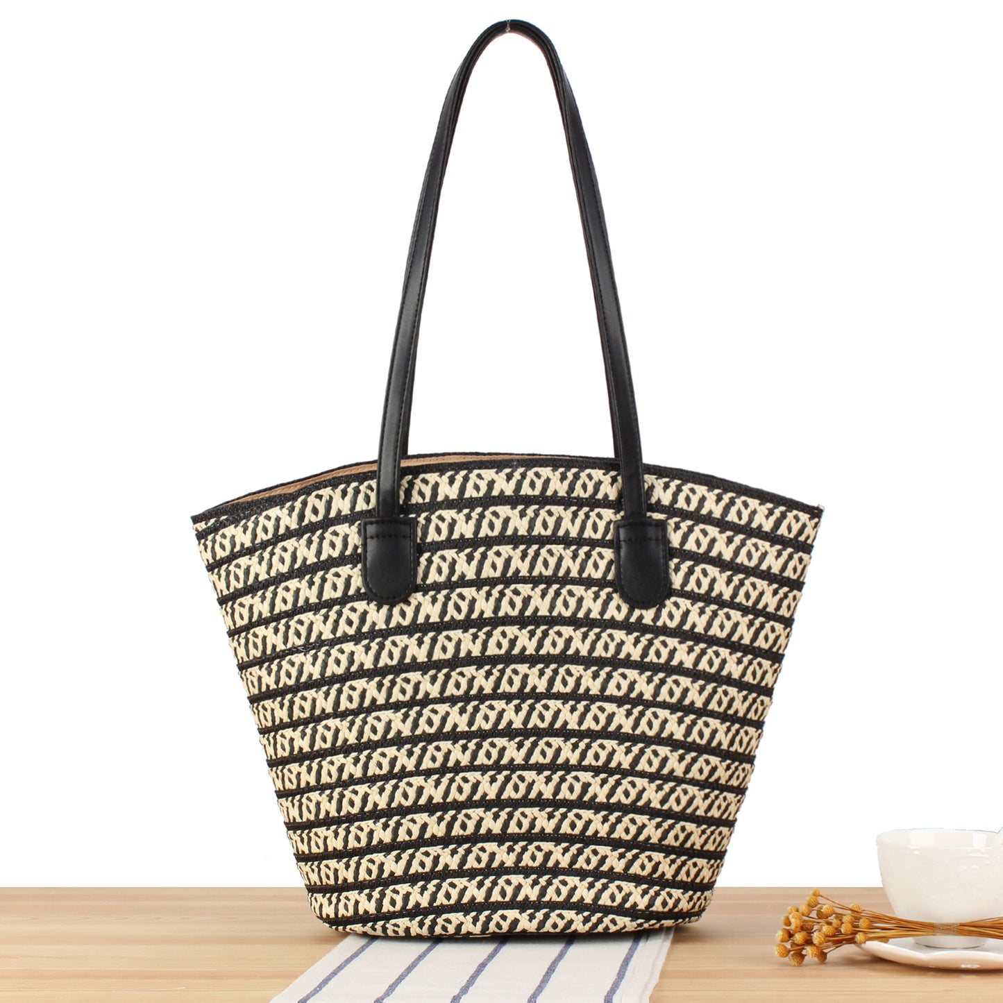 Designer-Strohtasche mit Kontrastierendem Muster und Eleganten Ledergriffen Brehn