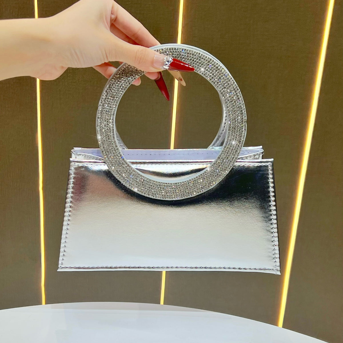 Elegante ringgetragene Abendhandtasche