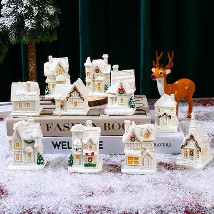 Beleuchtetes Weihnachtsdorfhaus mit festlicher Dekoration Brehn