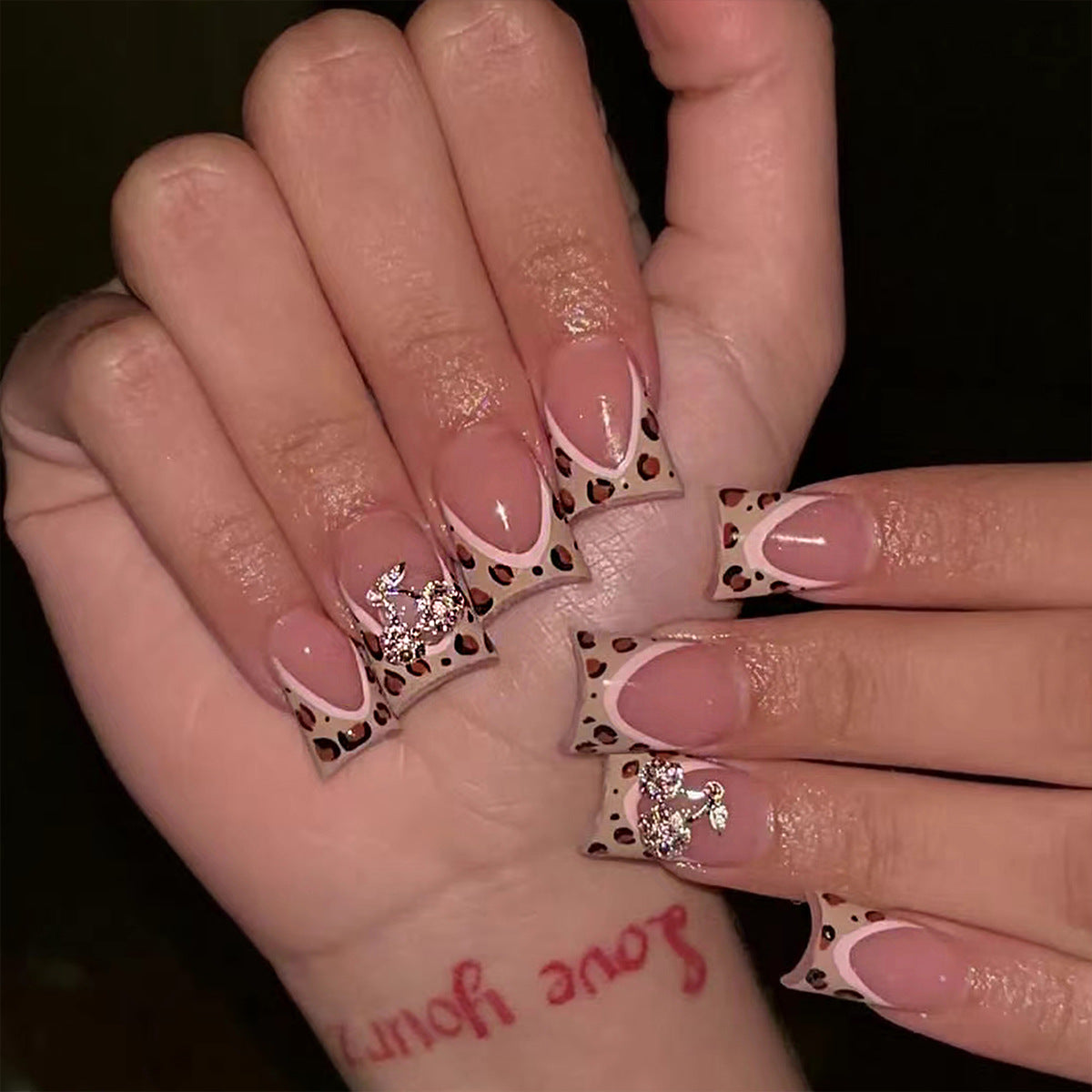 Künstliche Fingernägel mit Elegantem Tiermuster und Glitzerdetails Brehn