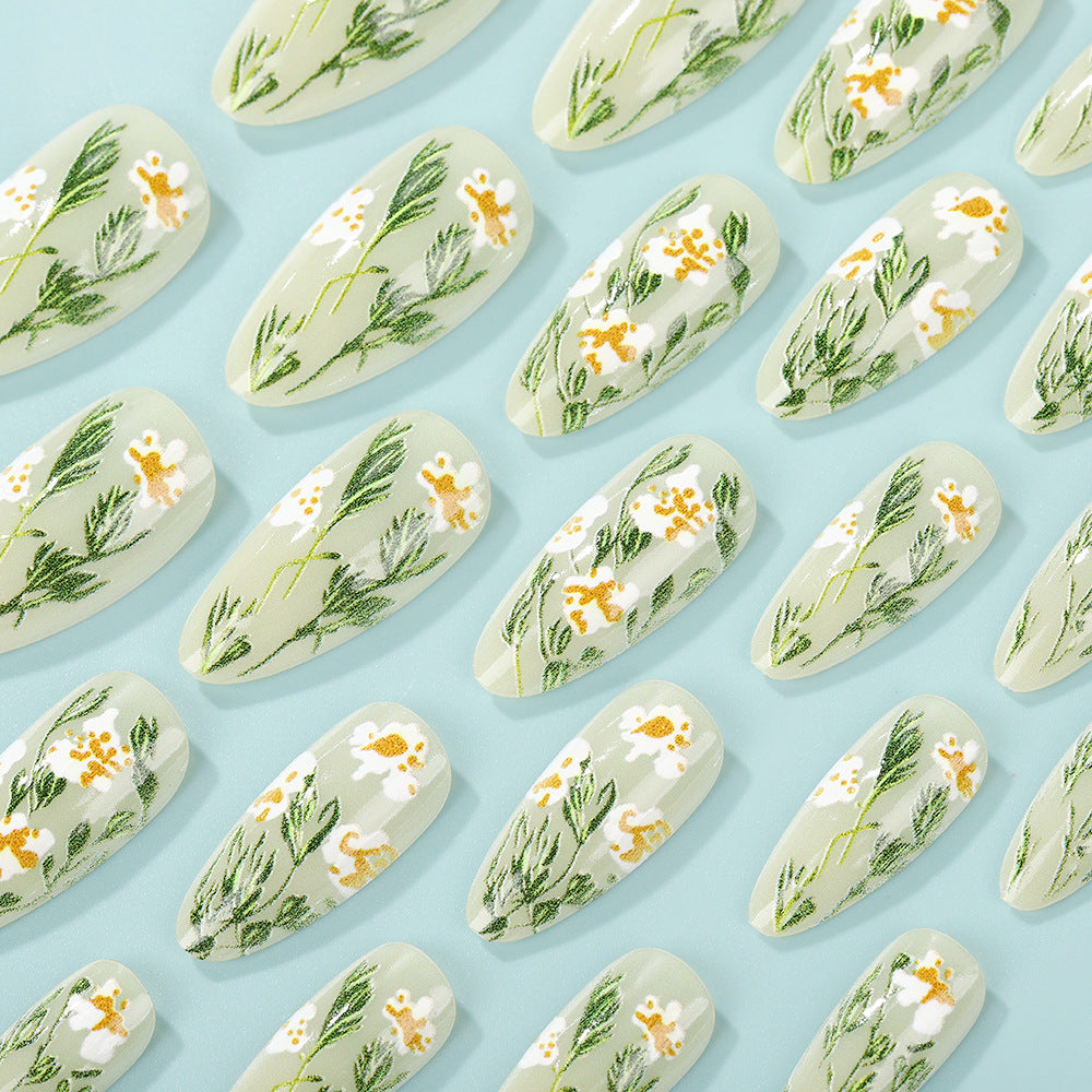 Handgemachte Kunstnägel mit floralen Akzenten Brehn