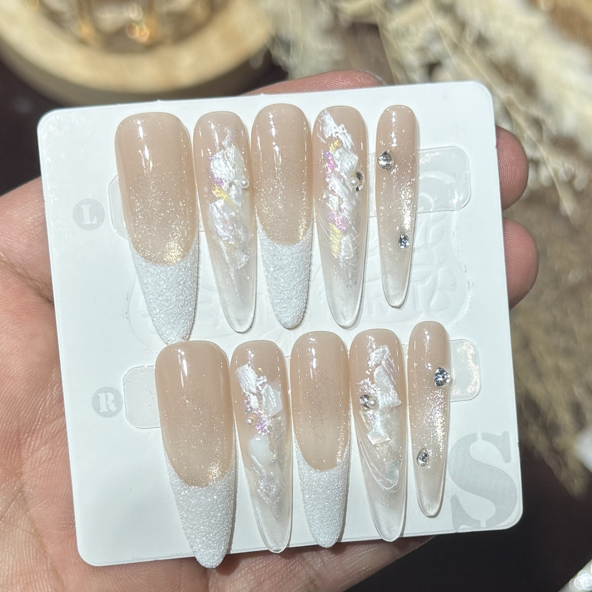 Elegantes Press-On-Nail-Set mit floralen und Edelsteinakzenten Brehn