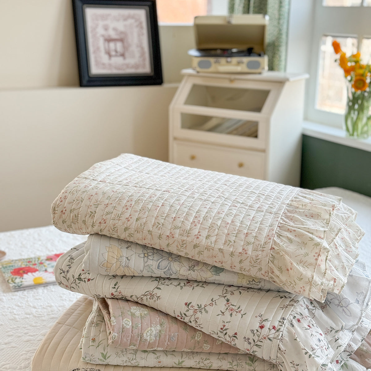 Geknöpftes Blumen-Rüsch-Bettüberwurf-Set mit wendbarem Leichtquilt und dekorativen Kissenbezügen