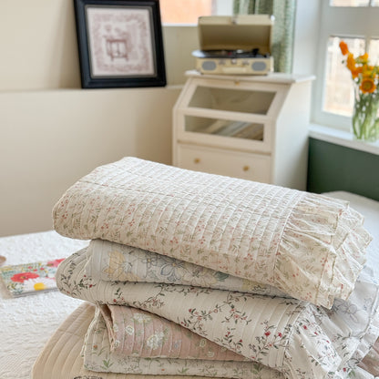 Geknöpftes Blumen-Rüsch-Bettüberwurf-Set mit wendbarem Leichtquilt und dekorativen Kissenbezügen