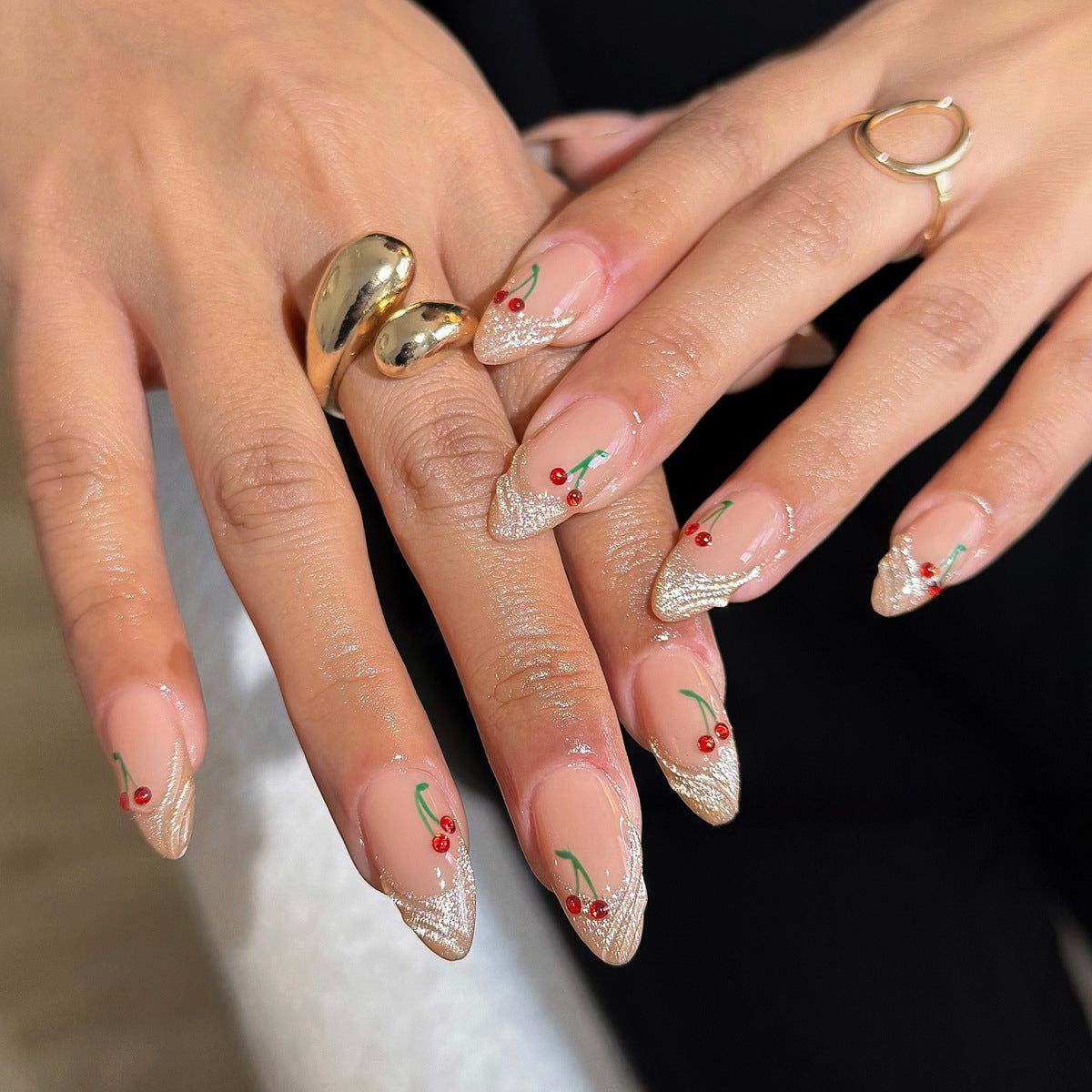 Exquisite Nagelkunst mit Kirschen-Details Brehn