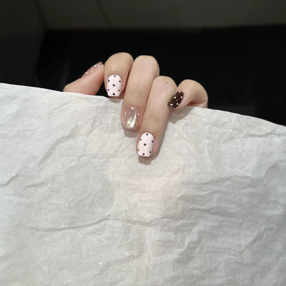 Kreatives gepunktetes Press-On Nagelkunstset