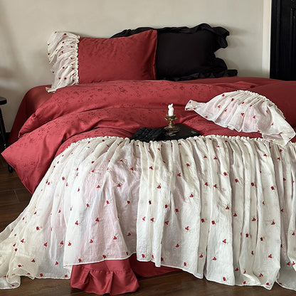 Rüschen-Bettrock und Kissenbezüge aus besticktem Baumwoll-Leinen-Mix