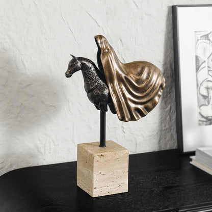 Künstlerische Pferdekopf-Skulptur mit fließendem Umhang