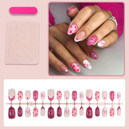 Kunstnagelset mit romantischen Herzmotiv und kreativen Mustern Brehn