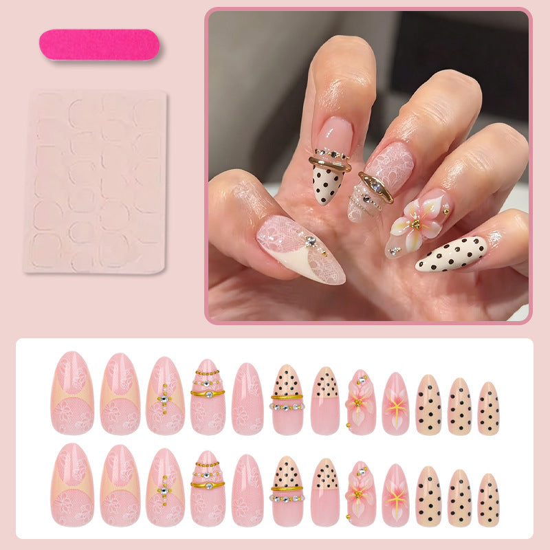 Kunstnagelset mit zarten Blumenmustern und eleganten Akzenten Brehn