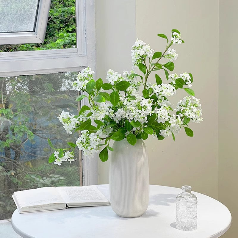 Elegante dekorative Blumenarrangement für die Heimdekoration