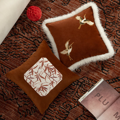 Luxuriöser bestickter Satin-Kissenbezug mit Kunstfell-Borte und Kranich-Motiv Brehn
