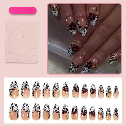Kunstnagelset mit Blumen- und geometrischem Design Brehn