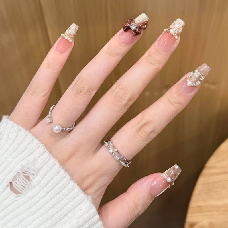Kunstnagelset mit eleganten Applikationen Brehn