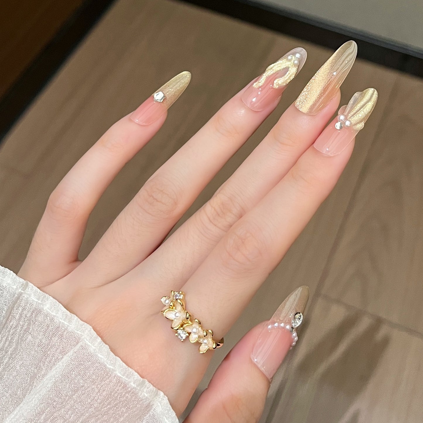 Dekorative mit Kristallen verzierte Press-On Nagelkunst Brehn