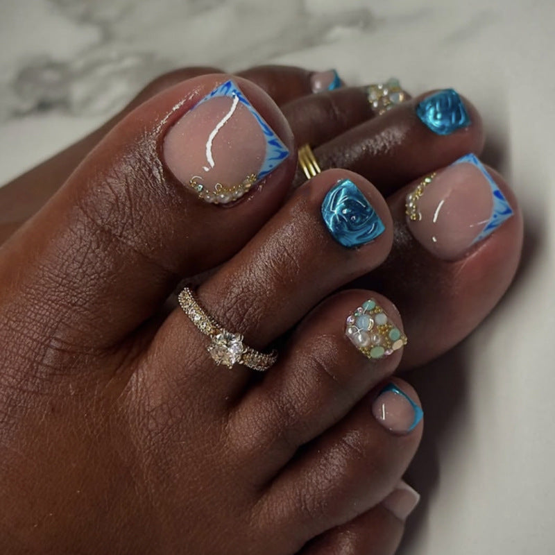 Kunstvolle Fußnagelverzierung mit elegantem Goldakzent Brehn