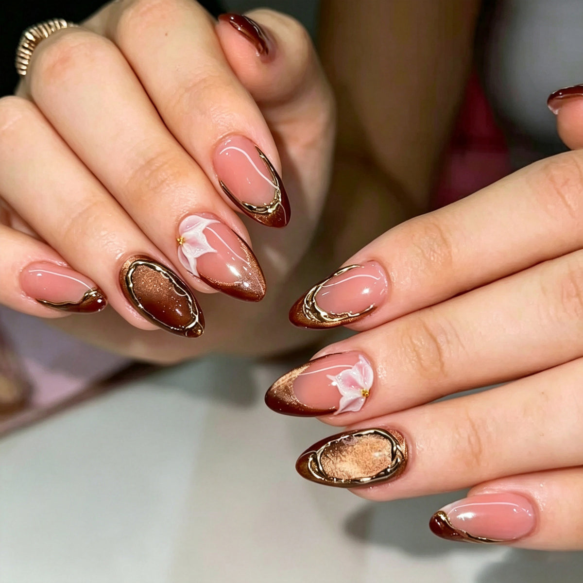 Elegantes Künstlerisches Press-On Nail Set mit Goldakzenten Brehn