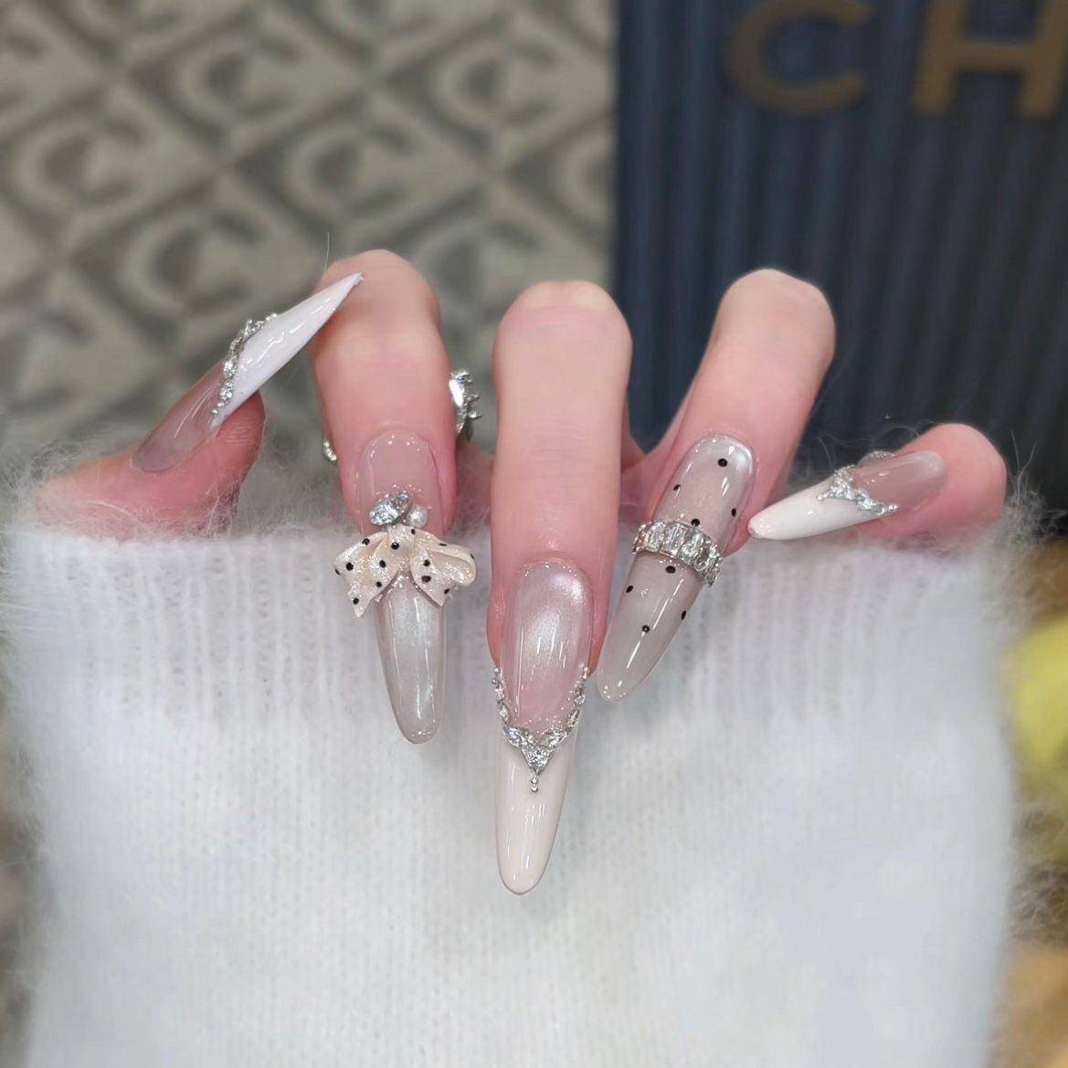 Glamouröse mit Kristallen verzierte Press-On Nagelverlängerungen Brehn