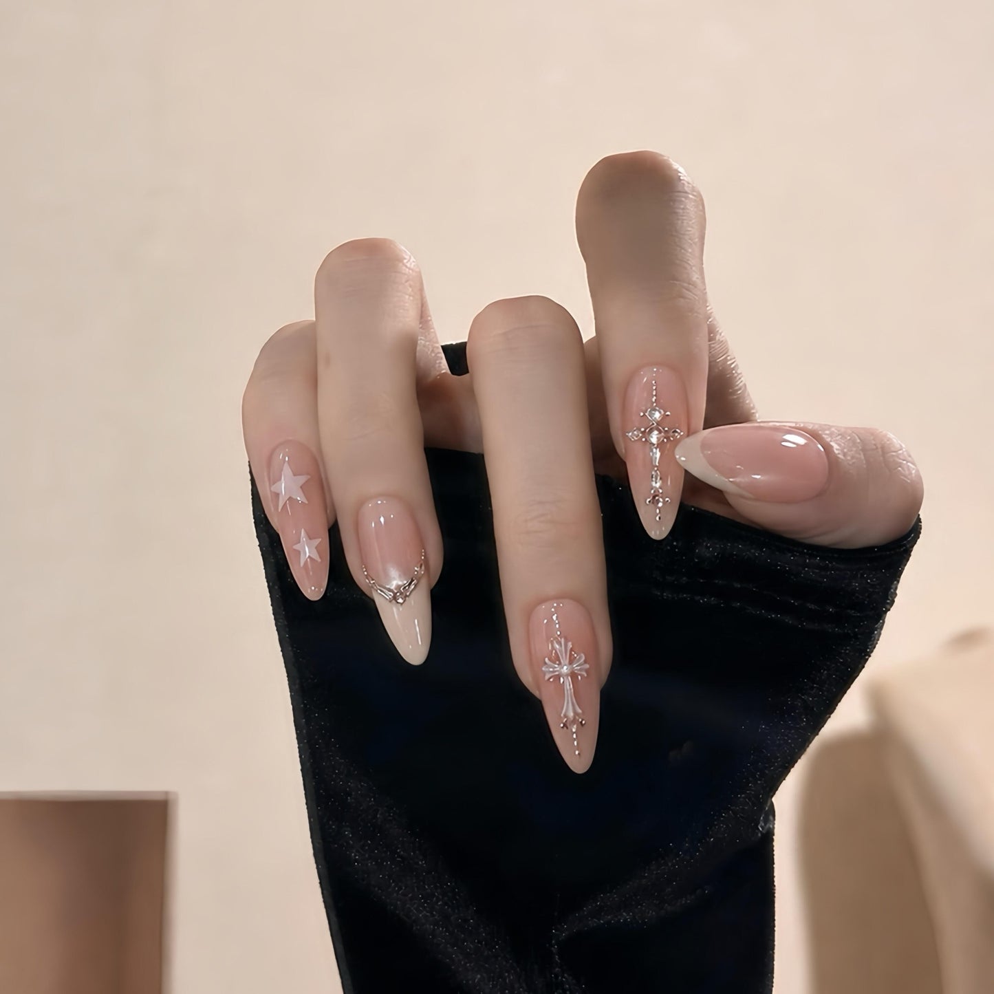 Künstliche Kunstnägel mit Glamourösen Strass- und Sternenapplikationen Brehn