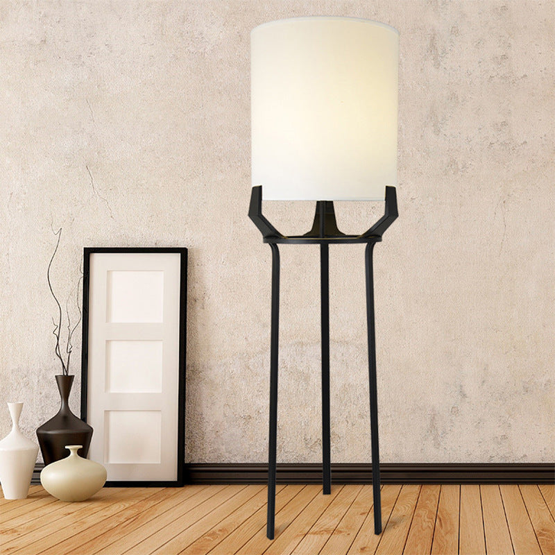 Moderne Stehlampe mit einstellbarer Helligkeit