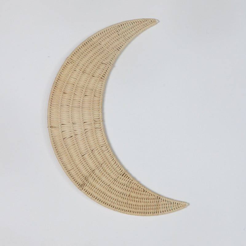 Wanddekoration aus handgewebtem Rattan im Monddesign Brehn