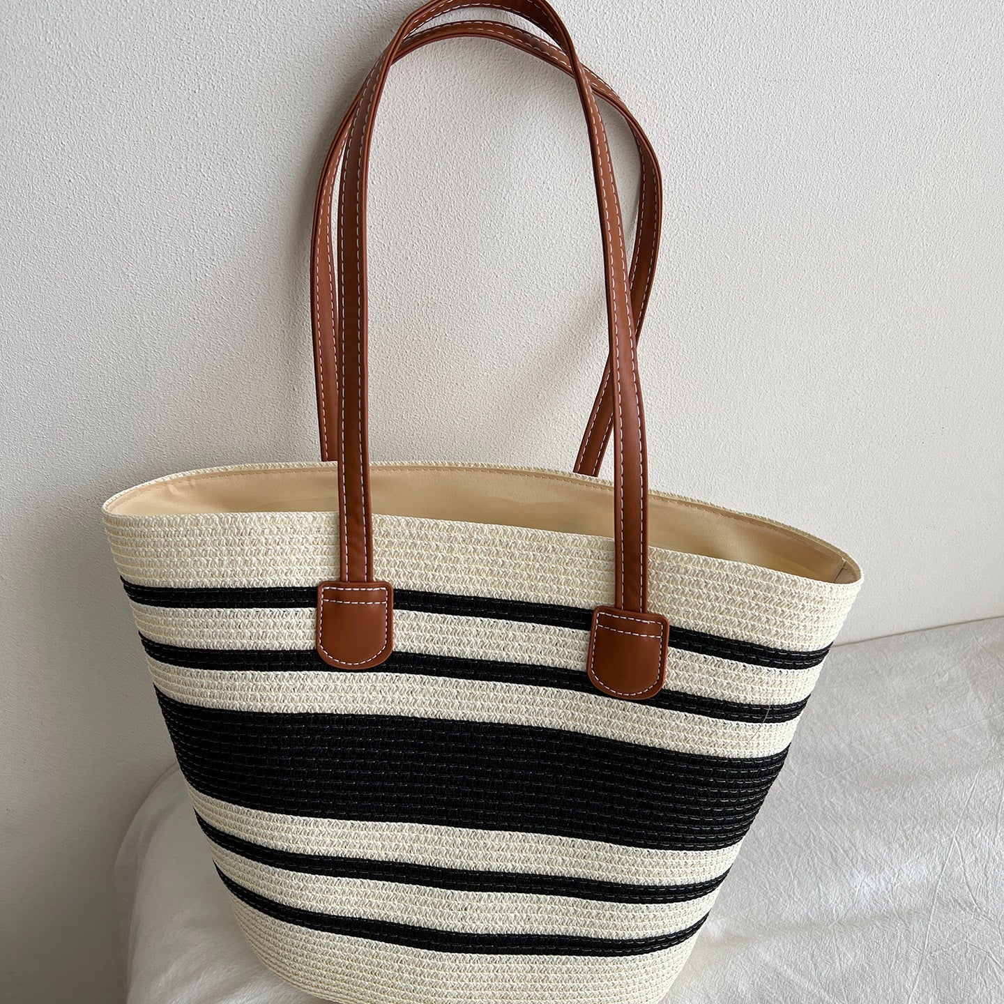 Modische Tragetasche Aus Geflochtenem Material Brehn