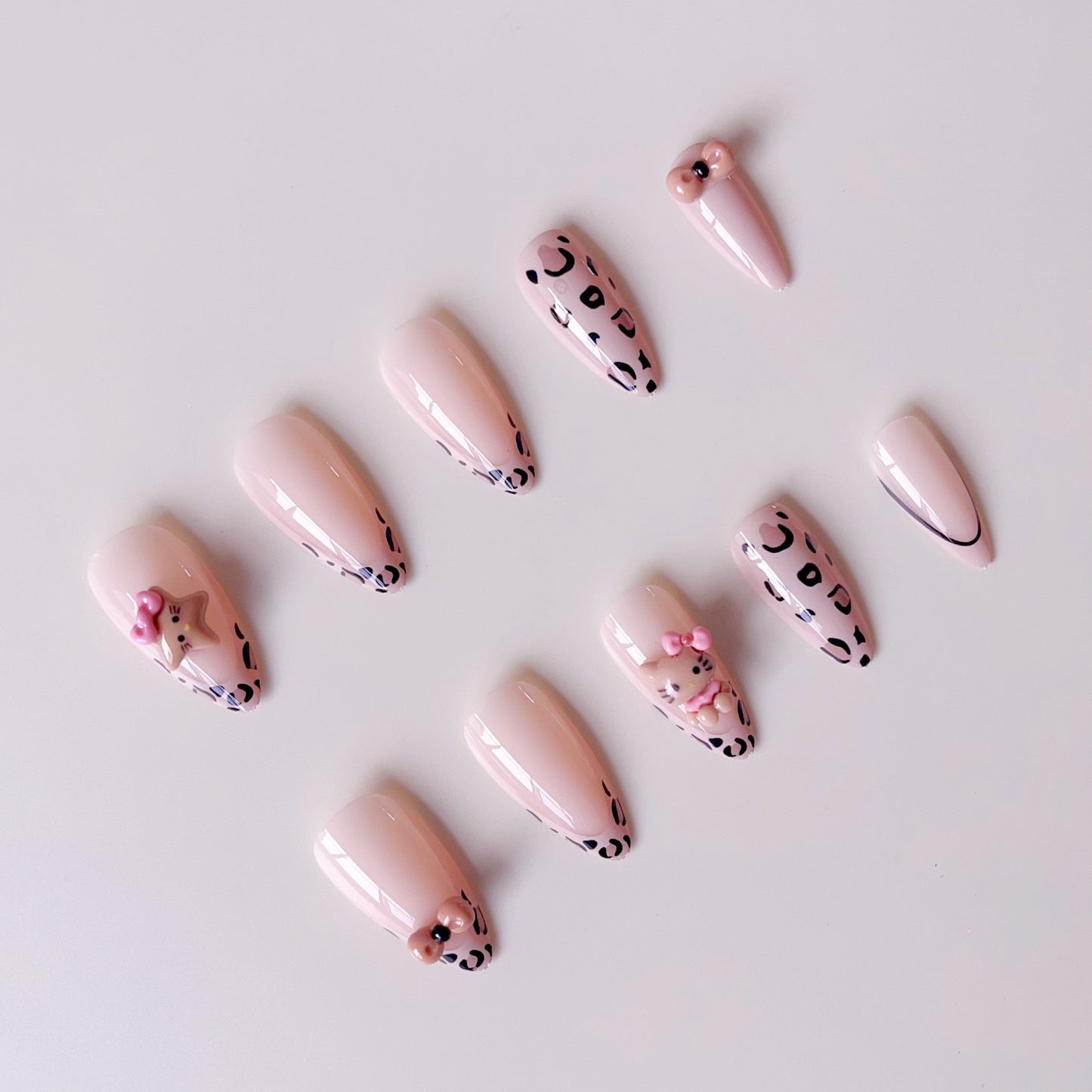 Kunstnagelset mit verspielten Tiermotiven und Glitzerakzenten Brehn
