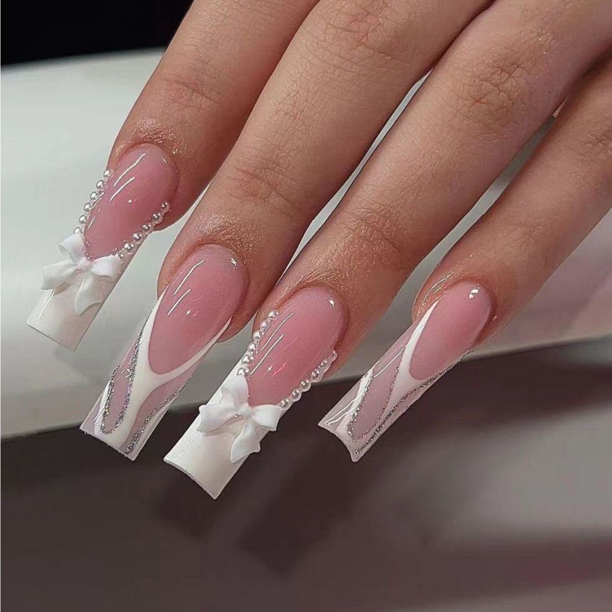 Kunstnagelset mit eleganten Schleifen- und Perlverzierungen Brehn