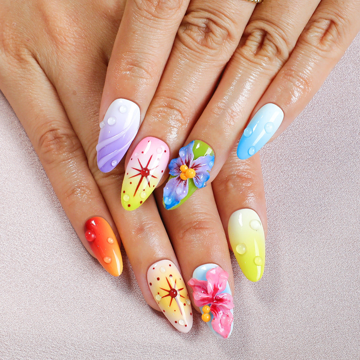 Kreatives Nagelset mit handgefertigten Blumenelementen Brehn
