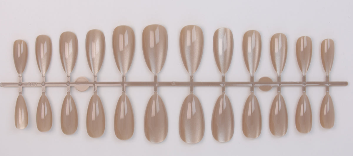 Kunstnagelset mit schimmernden Designs Brehn