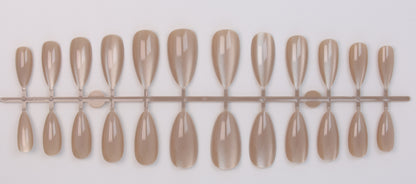 Kunstnagelset mit schimmernden Designs Brehn