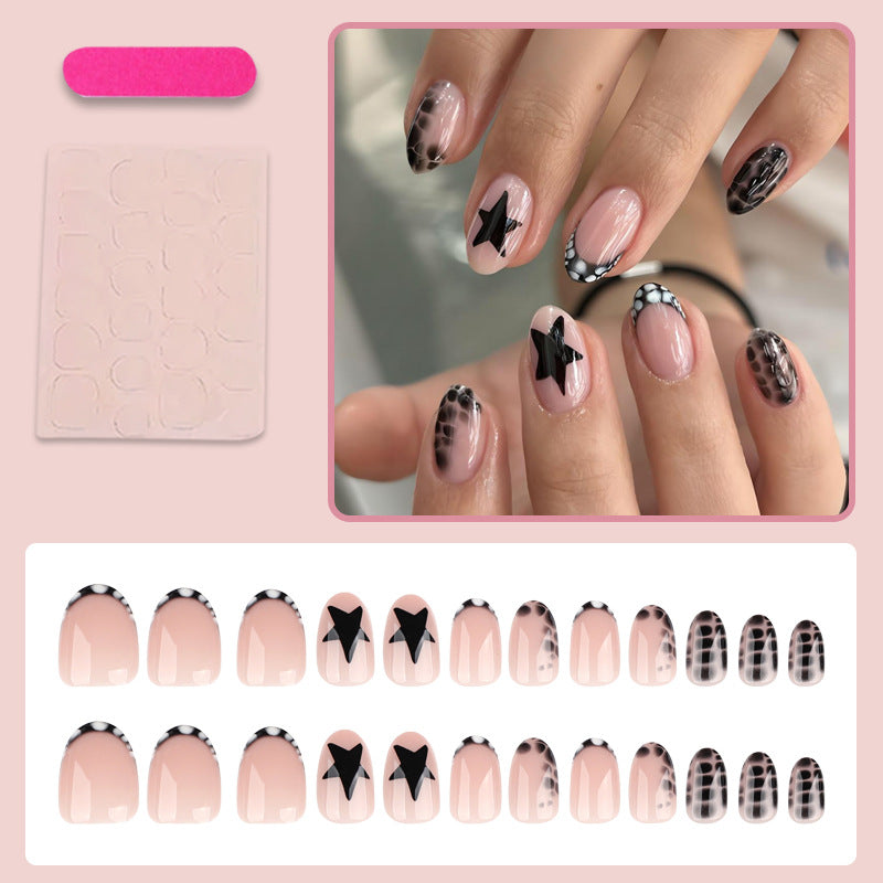 Kunstnagelset mit stilvollen Sternen- und geometrischen Mustern Brehn