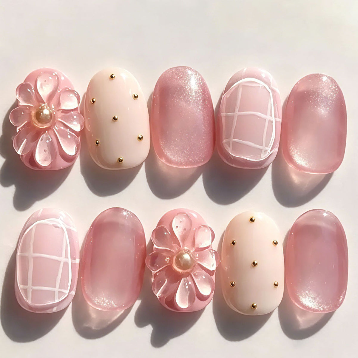 Kunstnagelset mit glamourösen Metallic-Akzenten und kreativen Designs Brehn