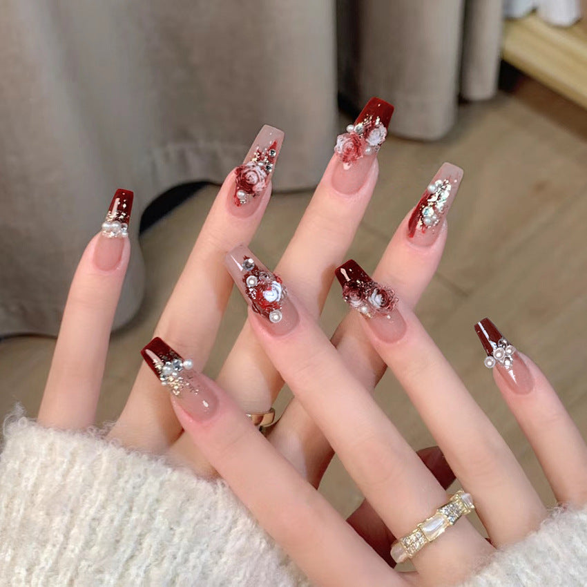 Glamouröse Kunstfingernägel mit Zarten Blüten- und Glitzereffekten Brehn