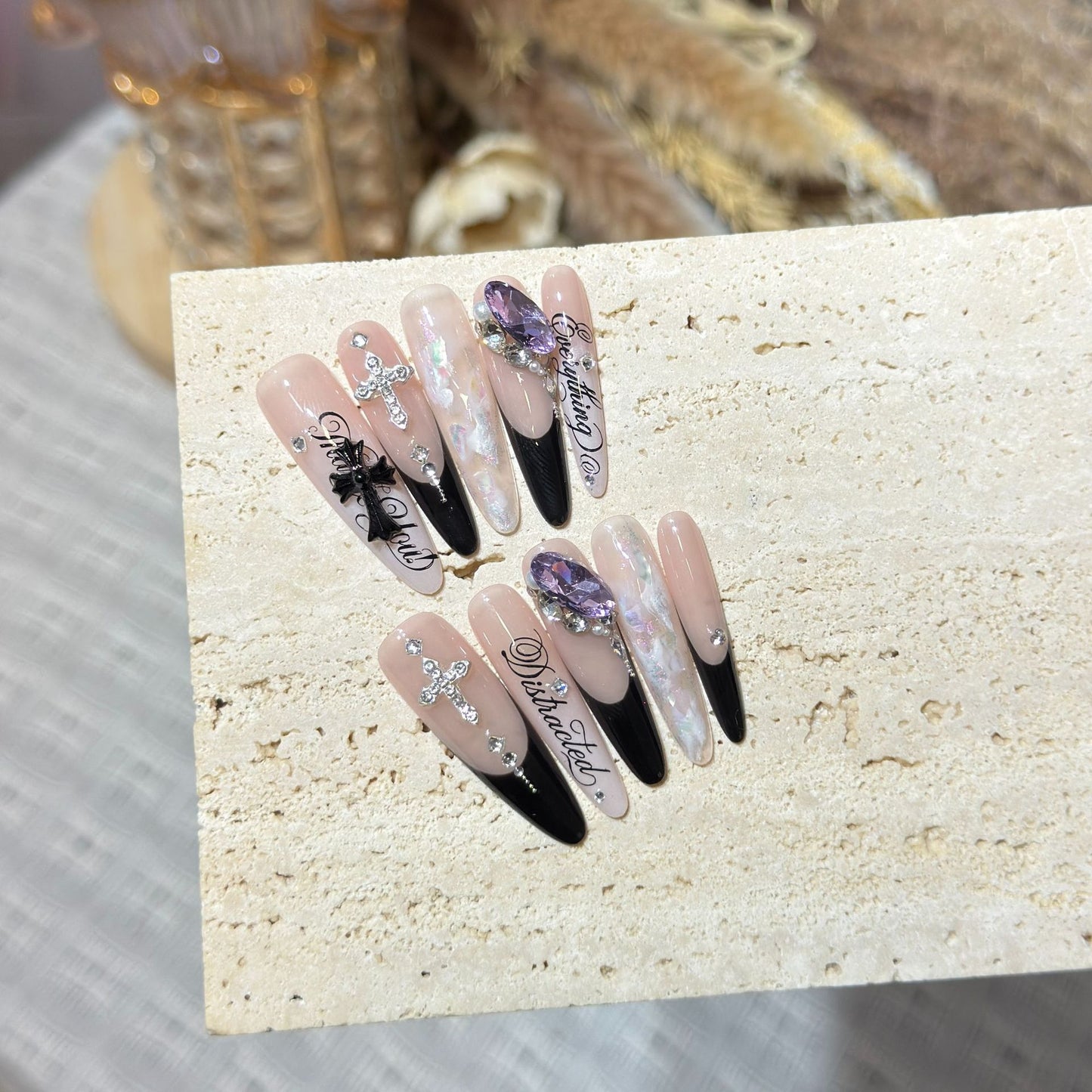 Künstlerisches Stiletto Press-On Nagelkunst Set mit eleganten dekorativen Elementen Brehn