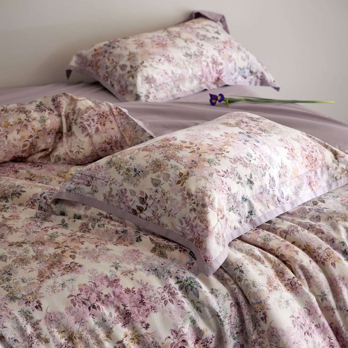 Luxuriöses Satin-Bettwäsche-Set mit floralem und Beerenmotiv