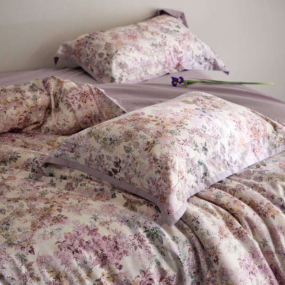 Luxuriöses Satin-Bettwäsche-Set mit floralem und Beerenmotiv