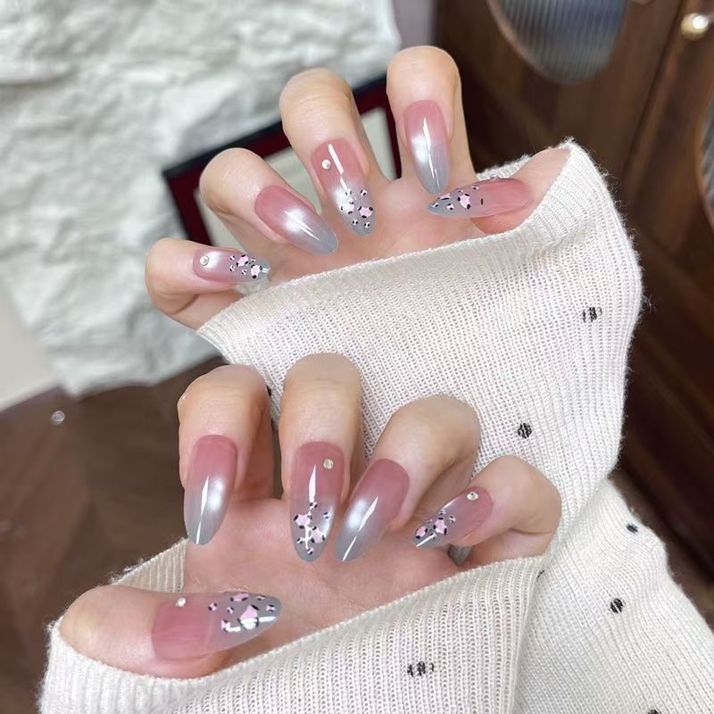 Elegantes Press-On-Nagelset mit glänzendem Finish Brehn