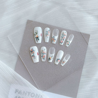 Künstlerisches Press-On Nagelkunstset mit Herz- und himmlischen Designs