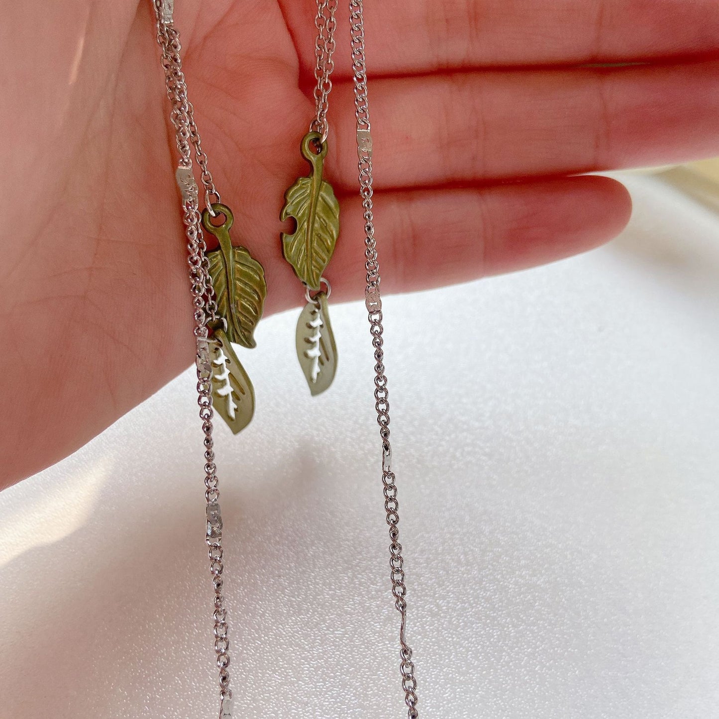 Modische Brillenhalterkette mit Blattmotiven Brehn