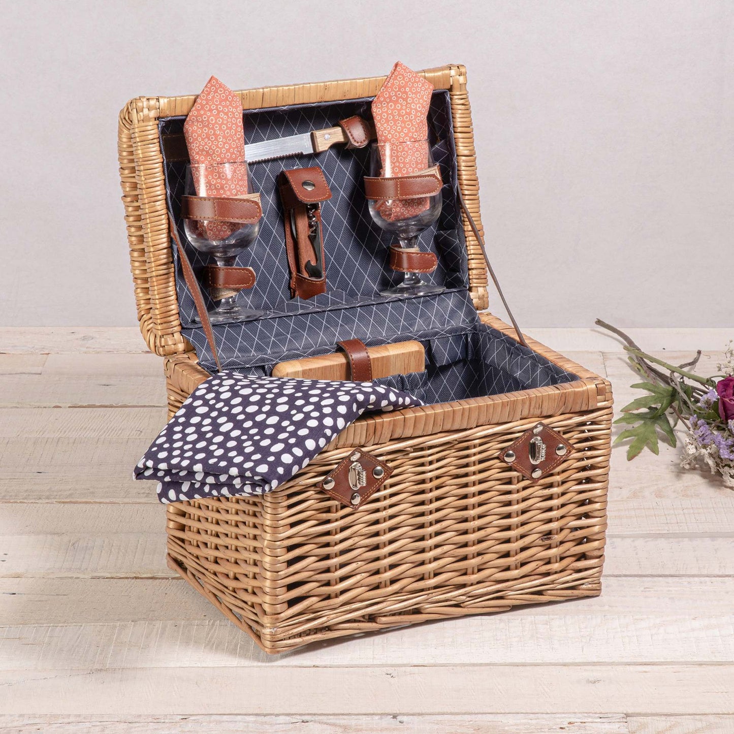 Damen Picknickkorb mit stilvollen Gläsern und Holzbrettern Brehn