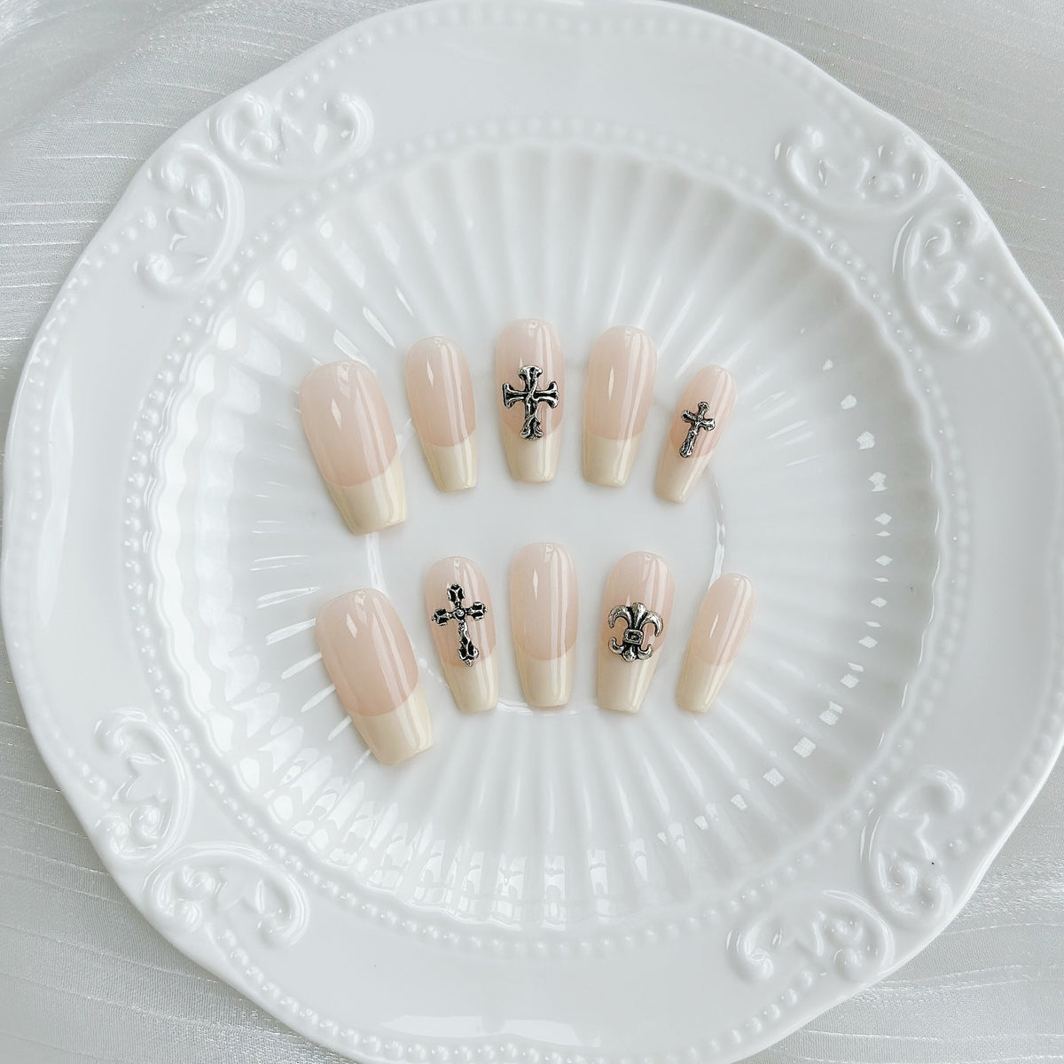 Handgefertigte Druck-Nägel mit Kreuz- und Fleur-de-Lis-Design