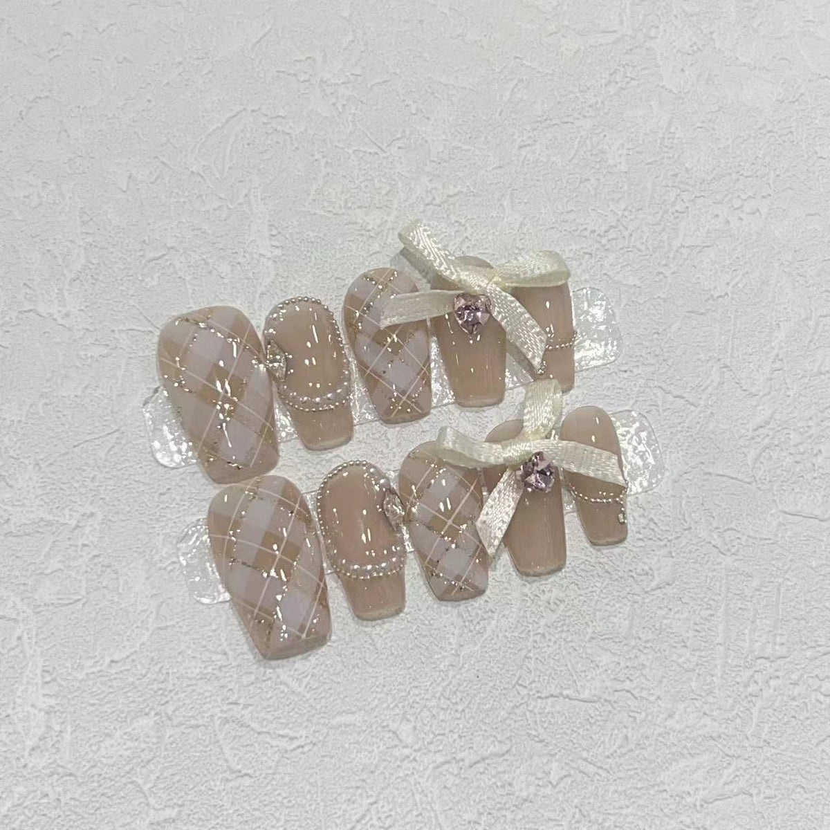 Elegantes Press-On-Nagelkunst-Set mit Bändern und Edelsteinakzenten Brehn