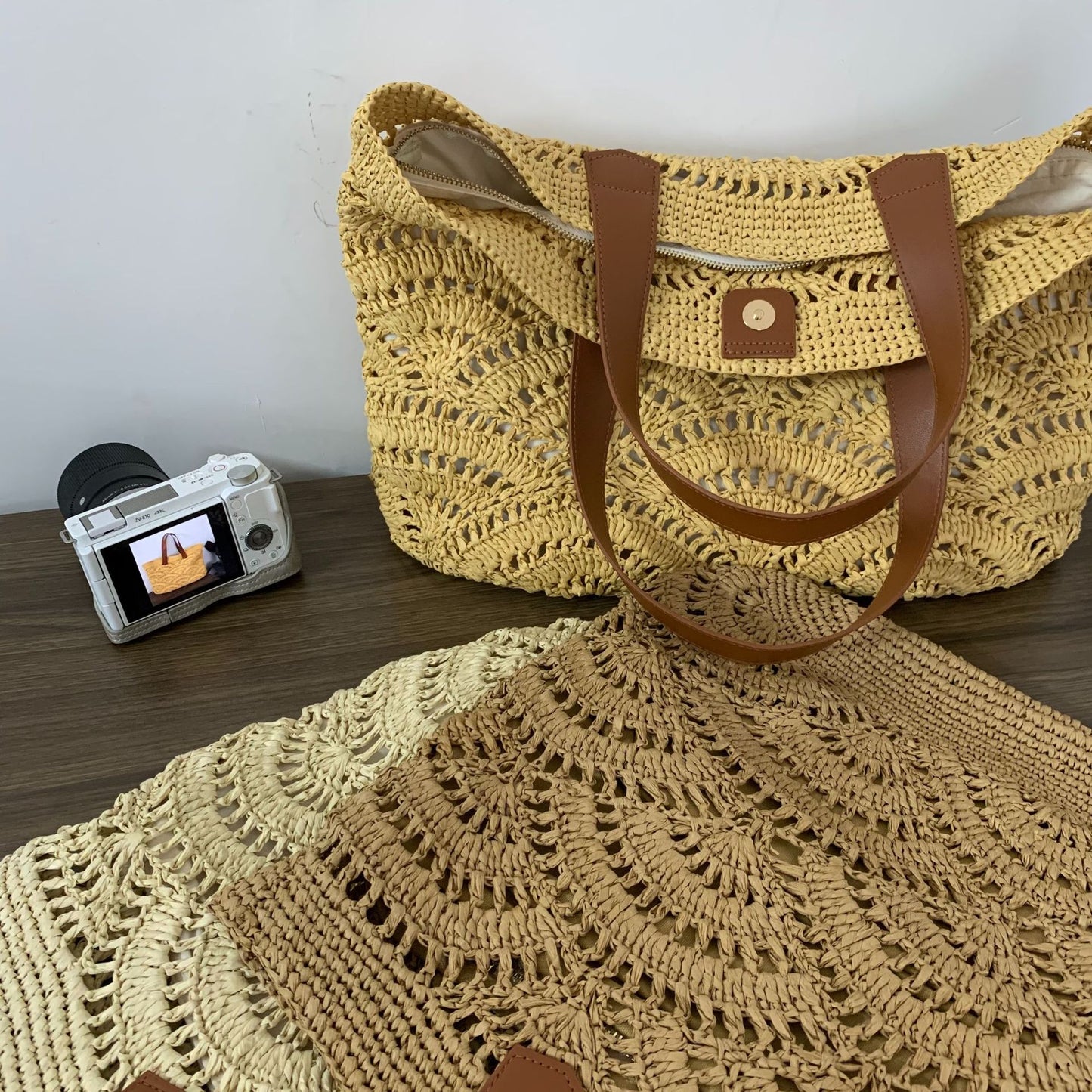 Handtasche Aus Hochwertigem Geflochtenem Naturmaterial mit Eleganten Ledergriffen Brehn