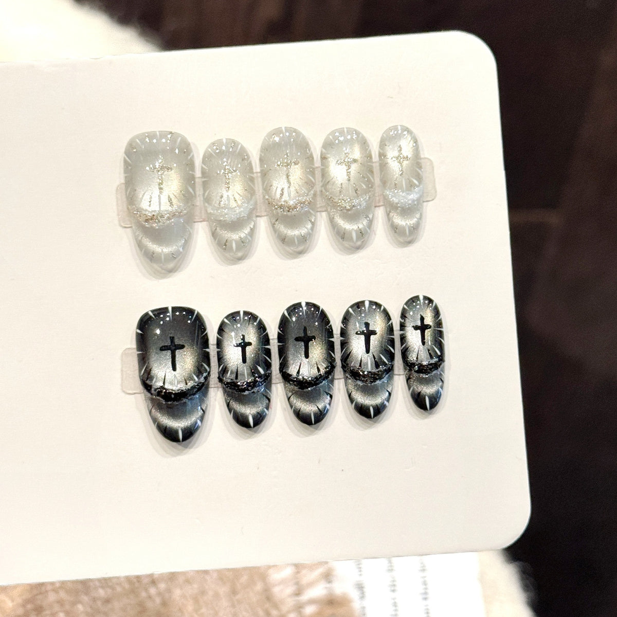 Künstlerisches Press-On Nagelset mit Gothic-Mustern