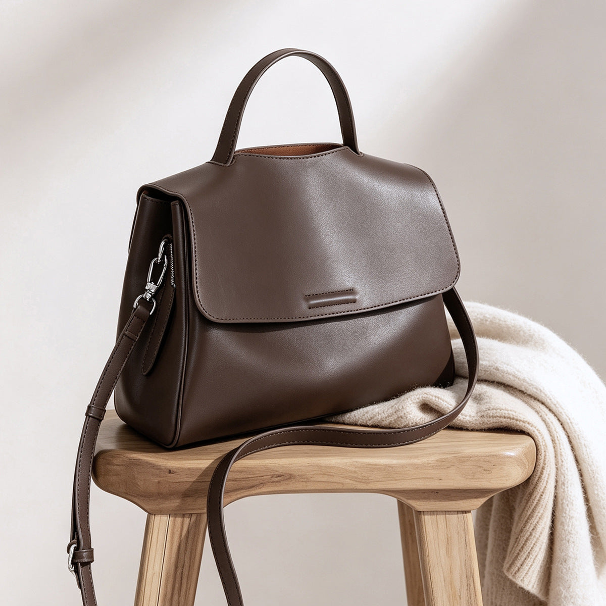 Strukturierte Top-Handle Klapp-Tasche mit abnehmbarem Crossbody-Tragegurt