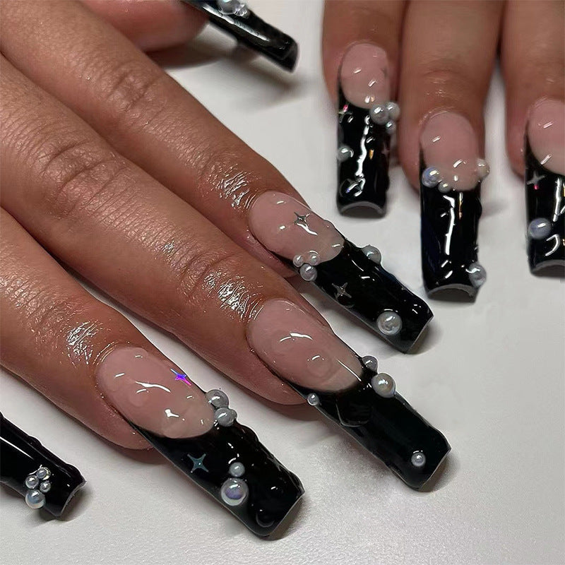 Künstliche Nagelkunst mit Perlen- und Glanzelementen Brehn